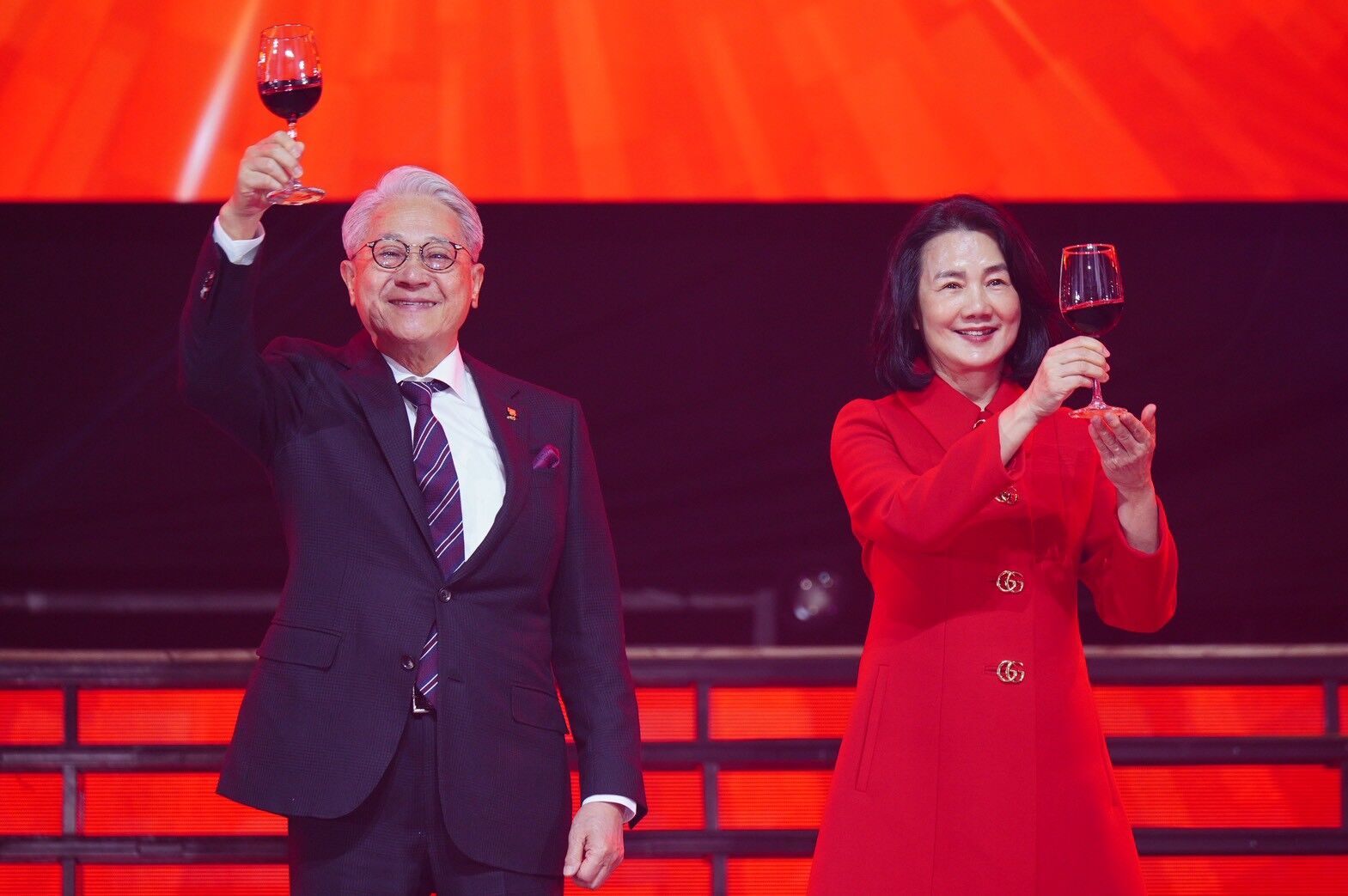 ▲▼台新新光金旺年會席開一千八百桌 吳東亮期勉同仁龍馬精神、一馬當先。（圖／台新新光金控提供）