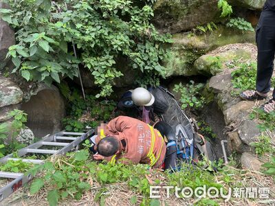 新北男騎車恍神「栽進路邊水溝」卡洞急呼救 路人嚇壞急報警