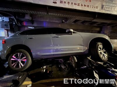 駕駛精神差衝對向！暴力輾壓13機車　瑞典坦克「秒在2樓」畫面曝