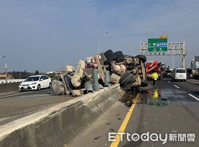 預伴車駕駛恍神猛撞「掛分隔島」翻覆　水泥流滿2車道畫面曝