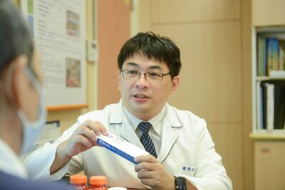 止痛藥配酒、自行磨粉都NG!藥師揭4大常見錯誤:嚴重恐傷肝腎