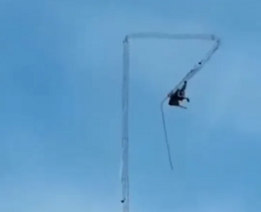 高塔突一截截斷掉！拆除工人墜亡　眾人驚恐目睹