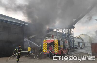 快訊／高雄永安區工廠火警　廢木材突起火恐怖黑煙狂竄