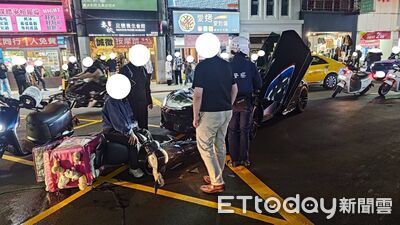 快訊／千萬麥拉倫GT跑車左轉加油　他送炸雞慘被撞倒地