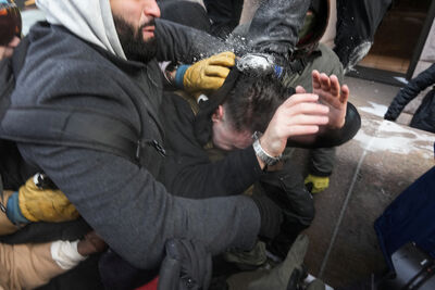 滿頭血畫面曝光！　共和黨參選人抗議現場「遭利刃刺傷頭」