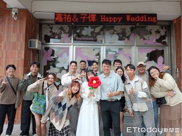 ▲花蓮吉安鄉戶政事務所打造「桐花主題結婚登記拍照門面」。（圖／花蓮縣政府提供，下同）