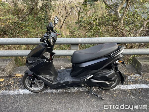 ▲李姓男子騎機車在台24線自撞。（圖／記者陳崑福翻攝）