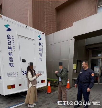 ▲▼醫院大廳2萬鈔撒地沒人敢撿，警急尋失主領回。（圖／民眾提供，下同）