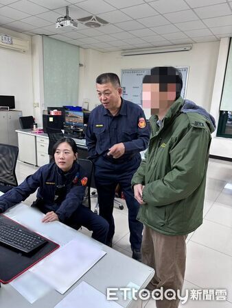 ▲▼醫院大廳2萬鈔撒地沒人敢撿，警急尋失主領回。（圖／民眾提供，下同）