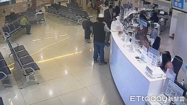 ▲▼醫院大廳2萬鈔撒地沒人敢撿，警急尋失主領回。（圖／民眾提供，下同）