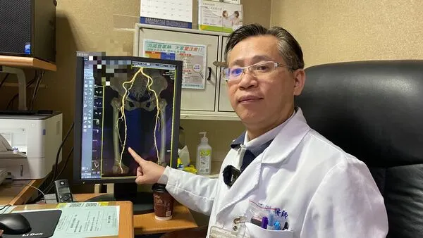 ▲▼員榮心臟外科主任賴金湖解釋，患者因動靜脈「雙重循環不良」，傷口無法癒合，先後採用兩種手術方式為患者治療。（圖／員榮醫院提供）