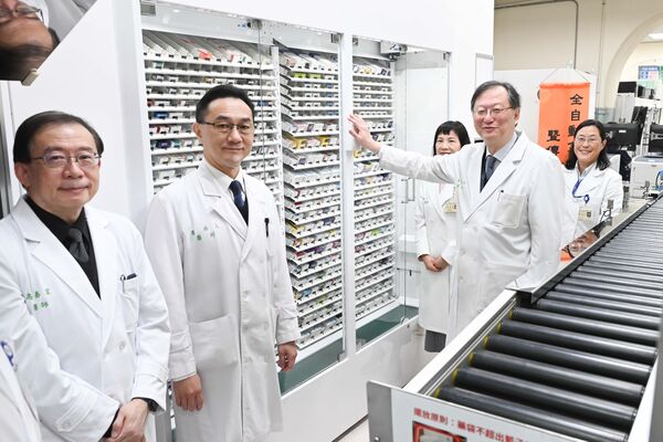 ▲▼台大醫院完成門診藥局全自動盒裝藥發藥機暨傳送系統建置。（圖／台大醫院提供）