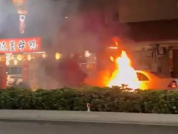 ▲▼一輛行駛中的賓士車突然冒煙，駕駛急停車逃生。（圖／記者鄧木卿翻攝）