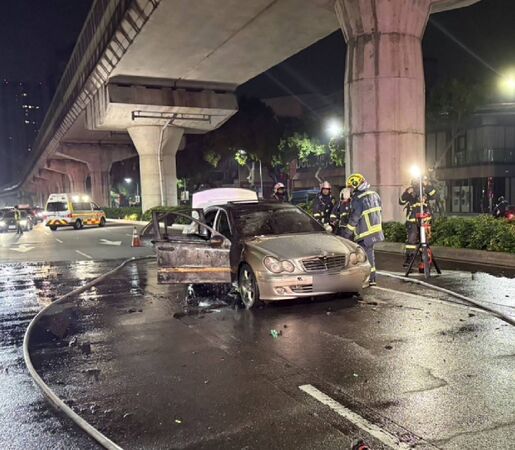 ▲▼一輛行駛中的賓士車突然冒煙，駕駛急停車逃生。（圖／記者鄧木卿翻攝）