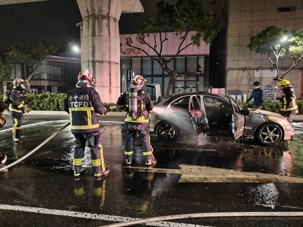 ▲▼一輛行駛中的賓士車突然冒煙，駕駛急停車逃生。（圖／記者鄧木卿翻攝）