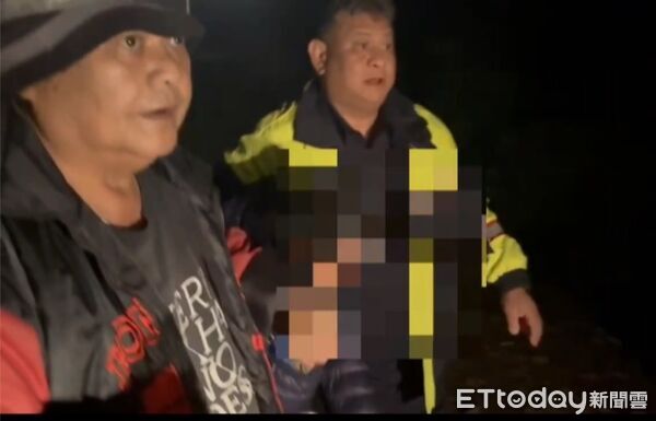 ▲▼搜索隊歷時4小時，終於在督林山區發現倒臥在地之高姓婦人。（圖／玉里警分局提供，下同）