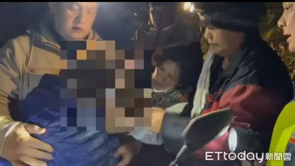 ▲▼搜索隊歷時4小時，終於在督林山區發現倒臥在地之高姓婦人。（圖／玉里警分局提供，下同）