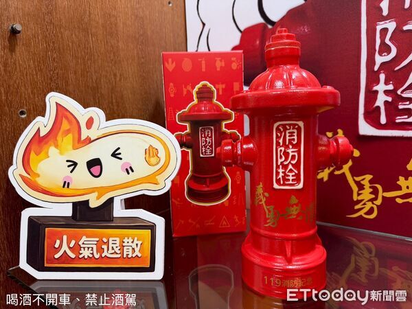 ▲▼▲金門縣陶瓷廠推出消防栓造型主題酒。(圖／記者鄭逢時攝)