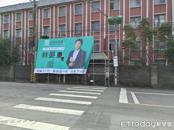 ▲▼             民眾黨桃園市八德區議員參選人林晏良的競選看板設在行人號誌與道路標誌上，引發抨擊。（圖／記者楊淑媛翻攝，下同）