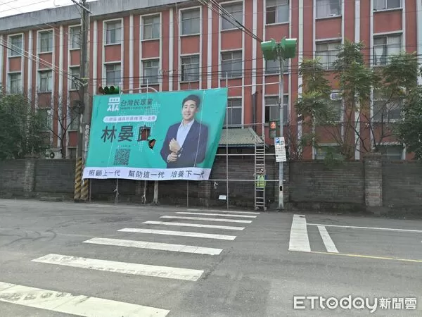 ▲▼             民眾黨桃園市八德區議員參選人林晏良的競選看板設在行人號誌與道路標誌上，引發抨擊。（圖／記者楊淑媛翻攝，下同）