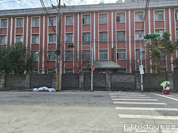 ▲▼             民眾黨桃園市八德區議員參選人林晏良的競選看板設在行人號誌與道路標誌上，引發抨擊。（圖／記者楊淑媛翻攝，下同）