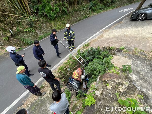 ▲陳姓老翁騎車突然恍神，摔進路旁水溝內受困待援。（圖／記者陸運陞翻攝）
