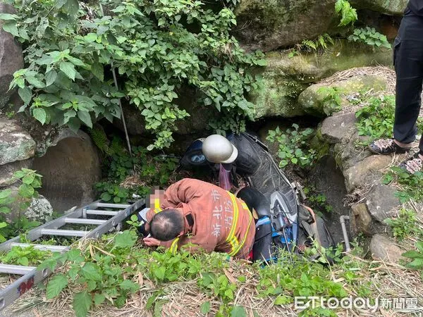 ▲陳姓老翁騎車突然恍神，摔進路旁水溝內受困待援。（圖／記者陸運陞翻攝）