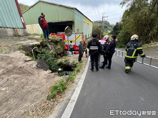 ▲陳姓老翁騎車突然恍神，摔進路旁水溝內受困待援。（圖／記者陸運陞翻攝）