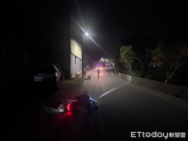 ▲許男騎微型電動車自撞電線桿，重傷送醫不治身亡。（圖／記者陸運陞翻攝）
