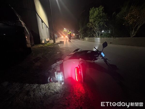 ▲許男騎微型電動車自撞電線桿，重傷送醫不治身亡。（圖／記者陸運陞翻攝）