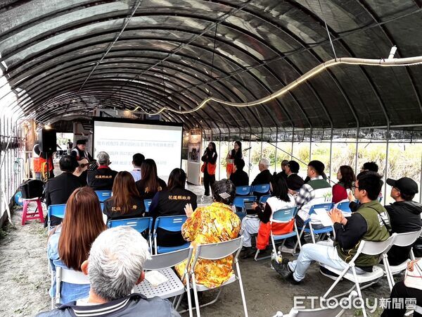 ▲展望會鳳林中心社工帶領詩歌敬拜揭開序幕。(圖／展望會提供，下同)