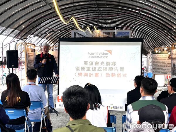 ▲展望會鳳林中心社工帶領詩歌敬拜揭開序幕。(圖／展望會提供，下同)