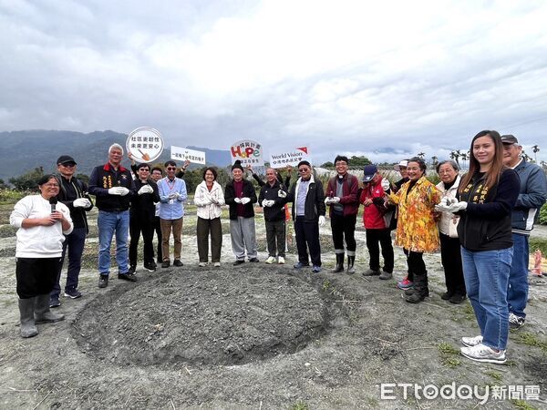 ▲展望會鳳林中心社工帶領詩歌敬拜揭開序幕。(圖／展望會提供，下同)