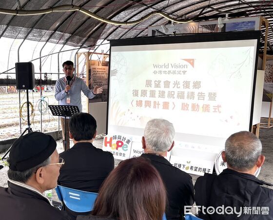 ▲展望會鳳林中心社工帶領詩歌敬拜揭開序幕。(圖／展望會提供，下同)