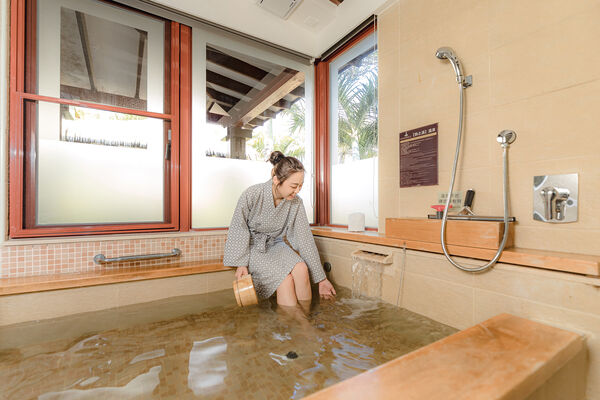 ▲福容大飯店福隆店即日起至2月26日祭出大眾湯一人299元優惠，並加贈福隆海洋溫泉入浴粉,草嶺古道芒花季。（圖／業者提供）