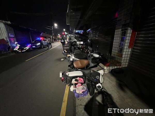 ▲陳男因疲勞駕駛，衝撞路旁13部機車。（圖／記者陸運陞翻攝）