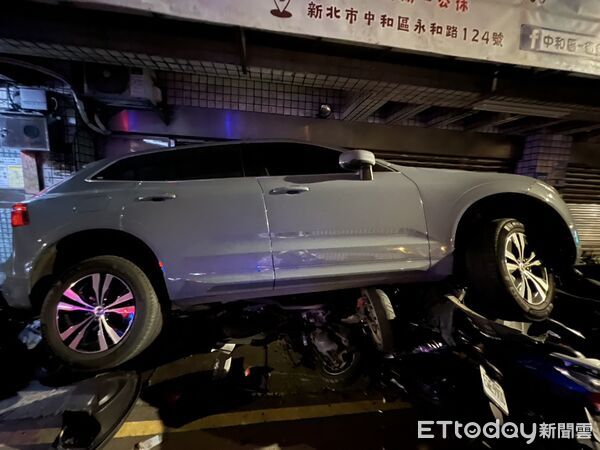 ▲陳男因疲勞駕駛，衝撞路旁13部機車。（圖／記者陸運陞翻攝）