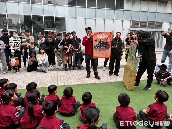 ▲台南市消防局後甲分隊前進南紡購物中心辦理防災宣導，向民眾講解地震與火災應變觀念。（記者林東良翻攝，下同）