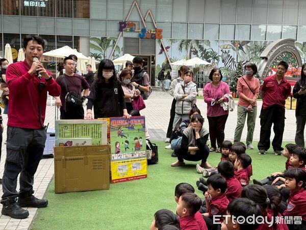 ▲台南市消防局後甲分隊前進南紡購物中心辦理防災宣導，向民眾講解地震與火災應變觀念。（記者林東良翻攝，下同）