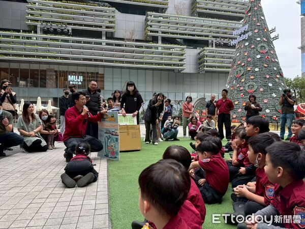 ▲台南市消防局後甲分隊前進南紡購物中心辦理防災宣導，向民眾講解地震與火災應變觀念。（記者林東良翻攝，下同）