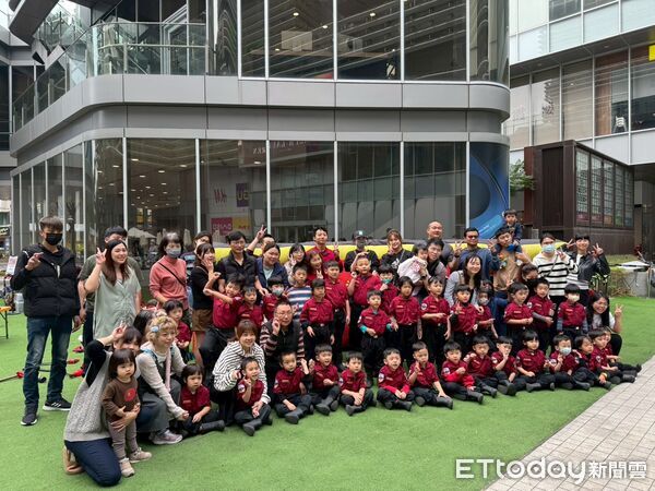 ▲台南市消防局後甲分隊前進南紡購物中心辦理防災宣導，向民眾講解地震與火災應變觀念。（記者林東良翻攝，下同）