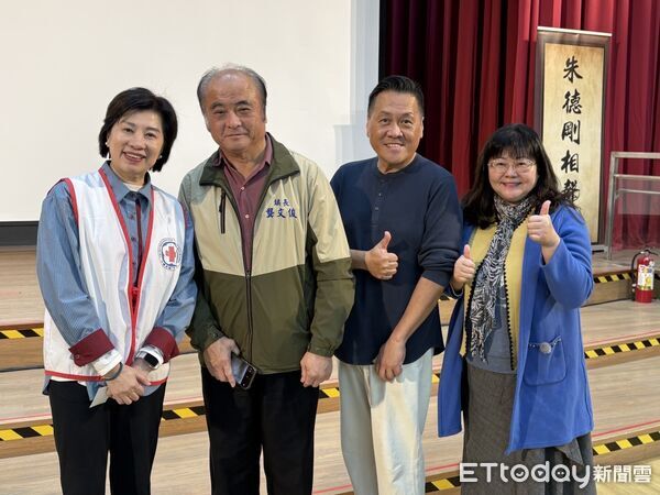 ▲▼朱德剛在玉里鎮藝文中心進行一場「苦日子也要笑」的表演，用相聲陪伴鄉親過年。（圖／玉里鎮公所提供，下同）