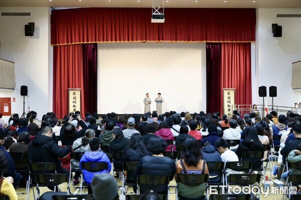 ▲▼朱德剛在玉里鎮藝文中心進行一場「苦日子也要笑」的表演，用相聲陪伴鄉親過年。（圖／玉里鎮公所提供，下同）