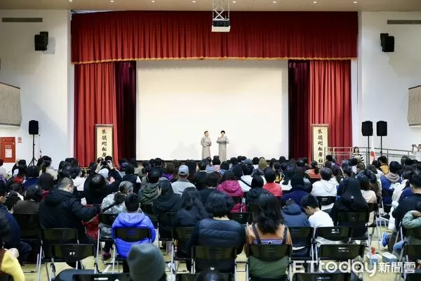 ▲▼朱德剛在玉里鎮藝文中心進行一場「苦日子也要笑」的表演，用相聲陪伴鄉親過年。（圖／玉里鎮公所提供，下同）