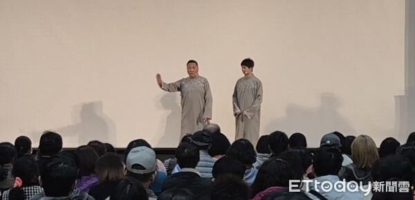 ▲▼朱德剛在玉里鎮藝文中心進行一場「苦日子也要笑」的表演，用相聲陪伴鄉親過年。（圖／玉里鎮公所提供，下同）