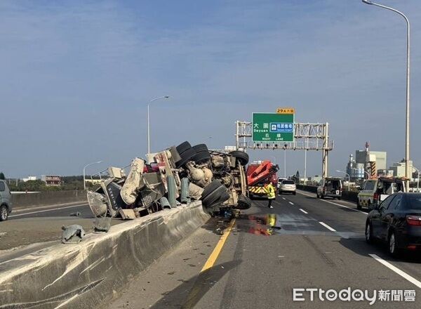 ▲水泥預拌車駕駛恍神自撞分隔島翻車。（圖／大園警分局提供）