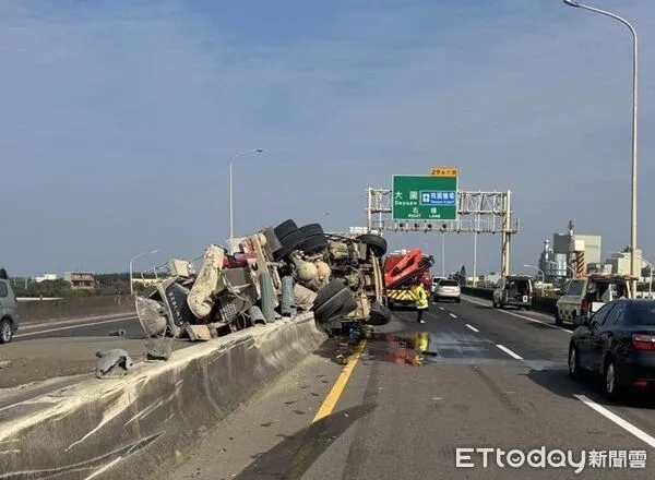 ▲水泥預拌車駕駛恍神自撞分隔島翻車。（圖／大園警分局提供）