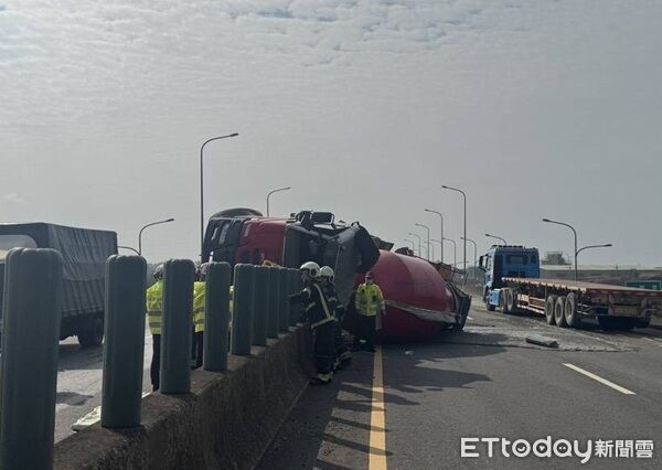 ▲▼水泥溢出佔用南北雙向內側車道。（圖／大園警分局提供）