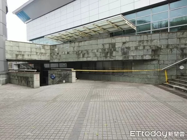 ▲今早到新莊體育館運動的民眾發現，一名男子倒臥樓梯平台明顯死亡。（圖／記者陸運陞翻攝）