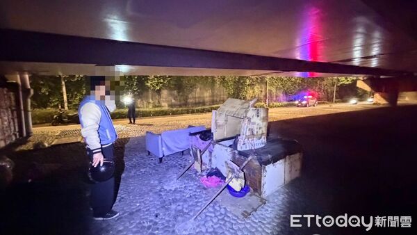 ▲昨晚一名熱心幫助街友的男子，在新北大橋下驚見白骨，警方目前正釐清身分中。（圖／記者陸運陞翻攝）